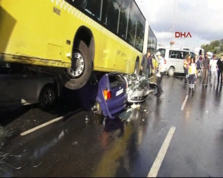 В Стамбуле автобус раздавил сразу несколько авто: 11 человек травмированы