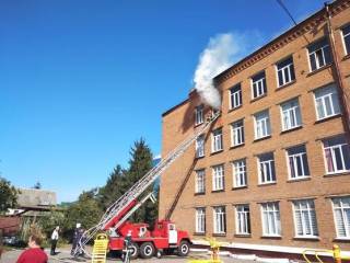 В Хмельницком вспыхнула школа. Пришлось эвакуировать всех детей