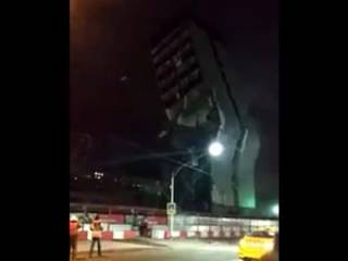 В Москве «не по плану» рухнул огромный бизнес-центр. Появилось видео