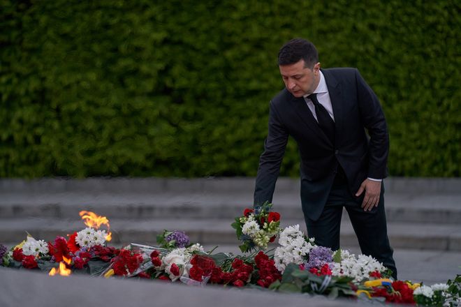 Зеленский возложил цветы у Вечного огня в Киевском парке Вечной Славы