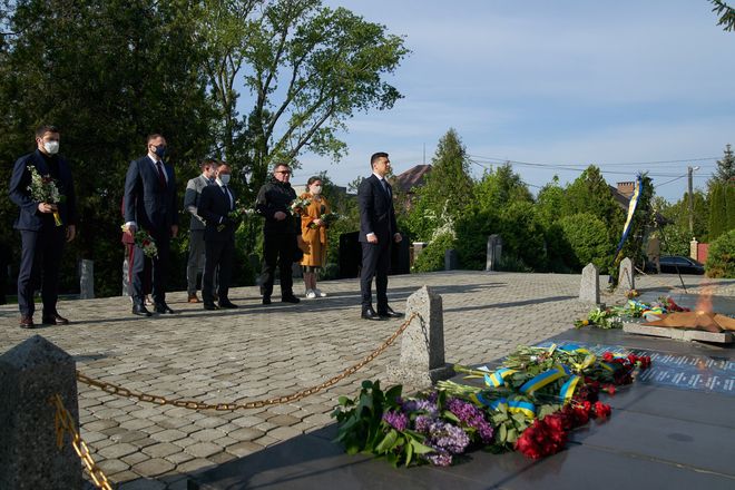 Владимир Зеленский побывал на Закарпатье, где посетил Холм Славы и почтил памят погибших во ВМВ