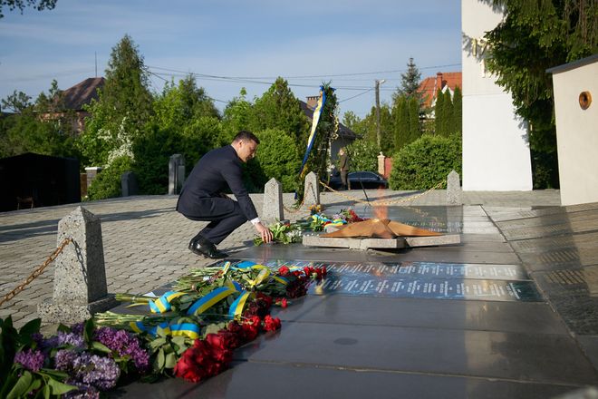 Владимир Зеленский побывал на Закарпатье, где посетил Холм Славы и почтил памят погибших