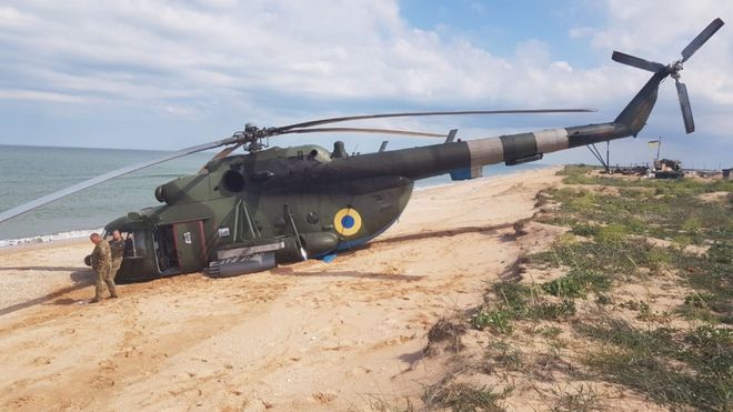 Вертолет Ми-8 совершил аварийную посадку на берегу Азовского моря