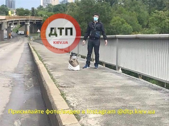 Неизвестный мужчина, угрожающий взорвать мост Метро в Киеве