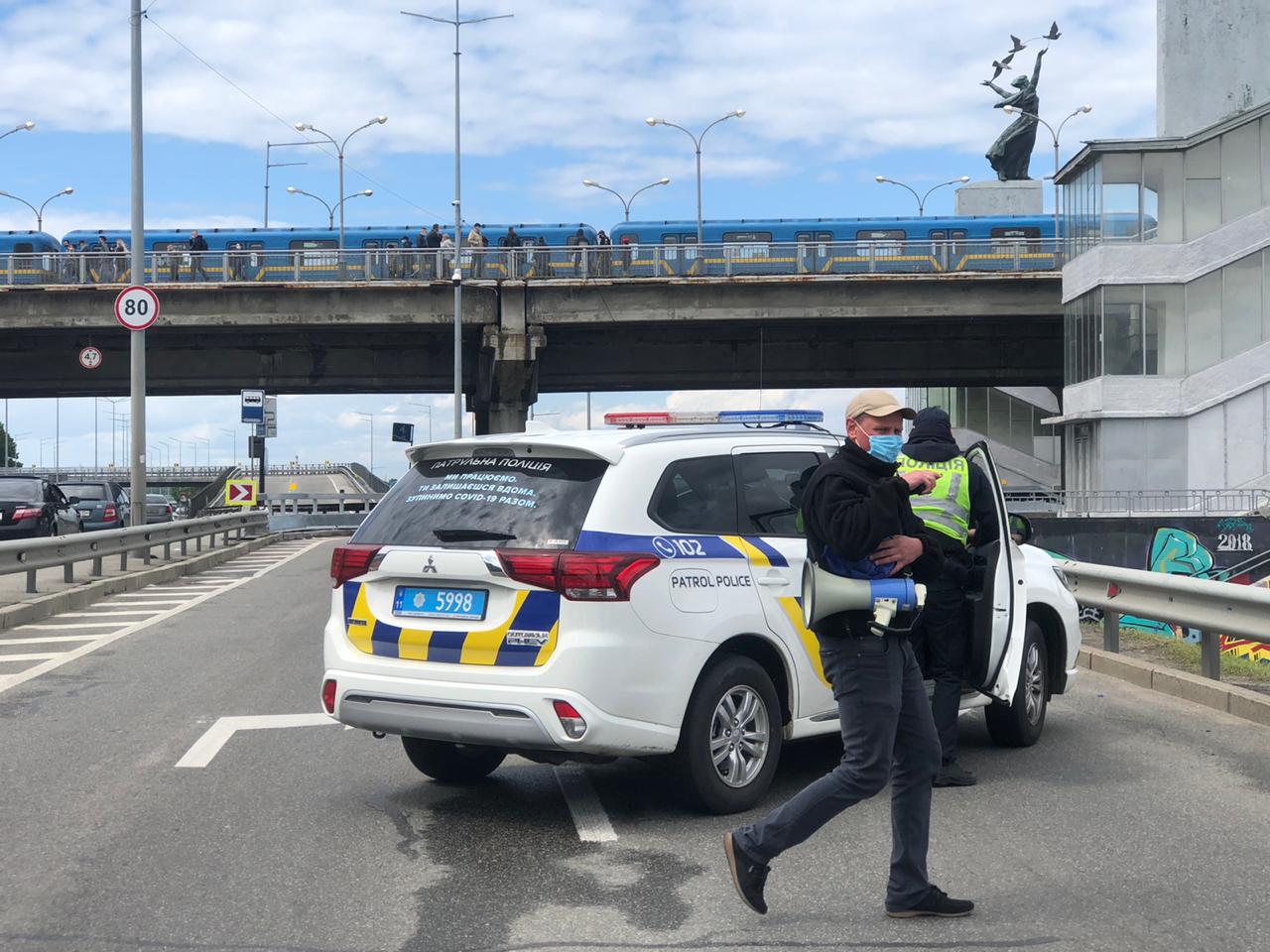 Полиция на мосту Метро