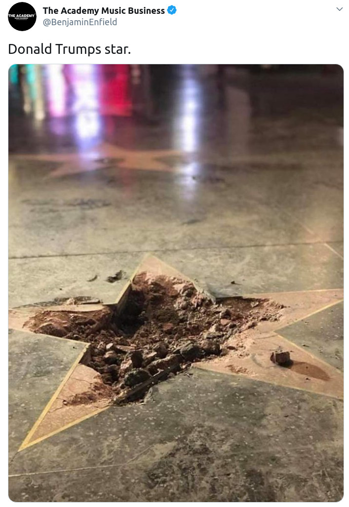 Разбитая звезда Дональда Трампа на Аллее славы в Голливуде