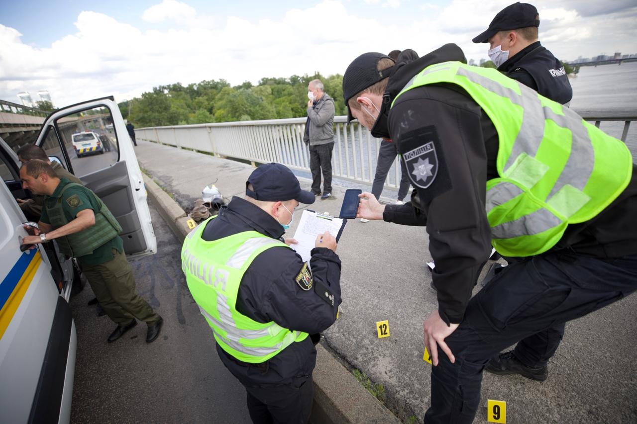 Полицейские на месте "минирования" моста Метро в Киеве